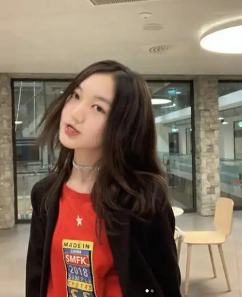 李亚鹏欠债4000万败诉又重审,聚餐心情好,女儿奢华生活不受影响