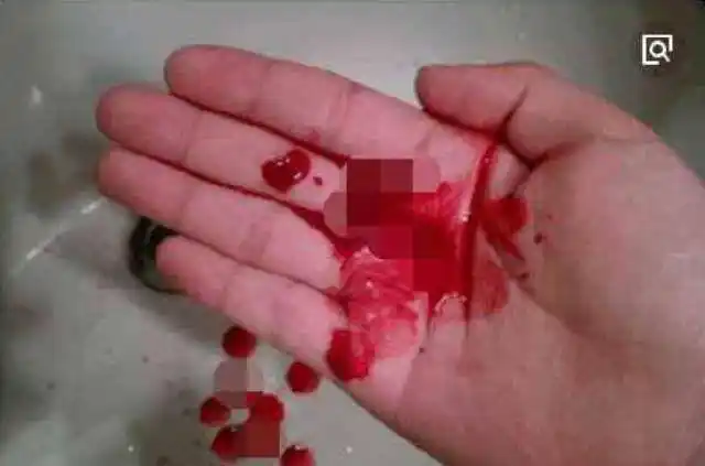 妻子正在给儿子洗澡,儿子大喊妈妈身上有血,我冲进去后脸都白了_网易