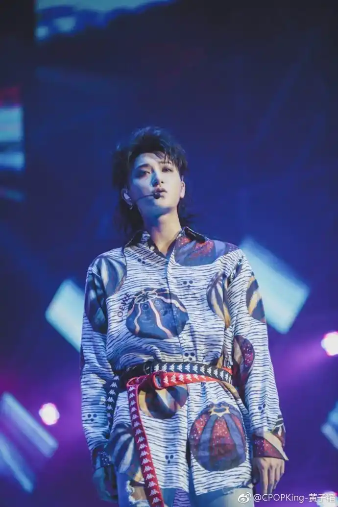 组图:黄子韬及肩狼尾头亮相演唱会 眼神魅惑撩人烟熏妆瞩目