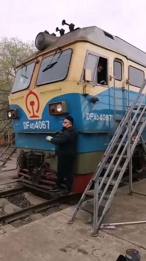铁道工人扒火车,这种操作,我只在电视里见过!