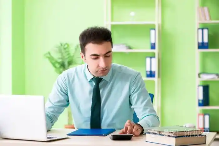 在办公室工作的男性财务经理