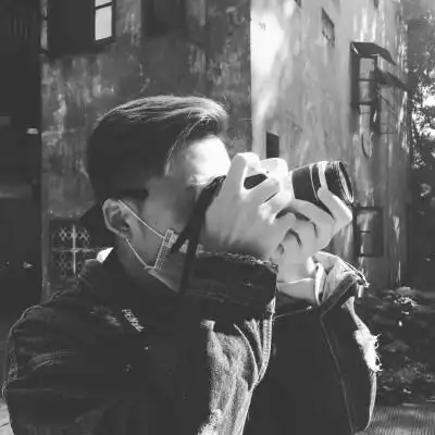 头像 人像 黑白 太阳 阳光 复古 相机 摄影 少年 男生 男头 牛仔外套