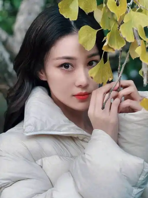 张馨予穿白色羽绒服手拿枫叶!雪肤玉貌美得让人窒息