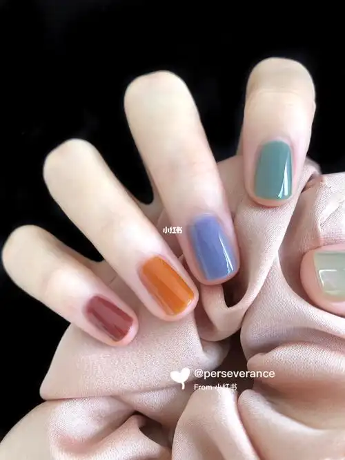 复古_秋冬美甲_亮色_秋冬美甲配色_美妆_美甲