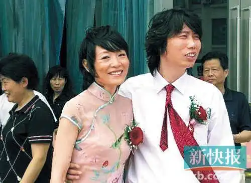 张超峰清明节重庆祭陈琳 整理妻子未完成专辑