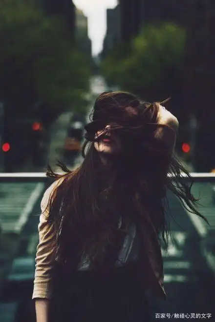 深夜伤感签名句子,每个人生教训的背后,都隐藏着美丽的提醒!