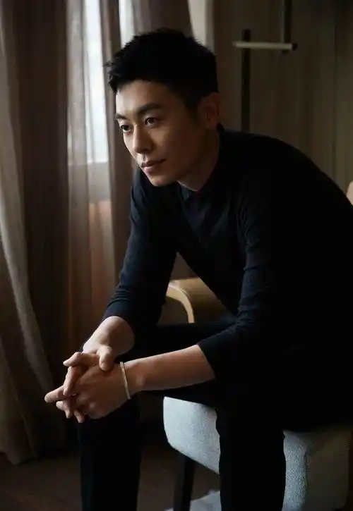 尽管随后出演了几部作品,毕业后的朱亚文开始拿着简历到处跑剧组来