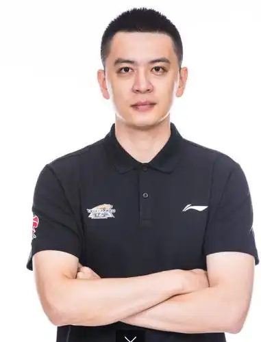 教练组成员和其他工作人员有11人,分别是杨鸣,蒋兴权,吴乃群,马丁内斯