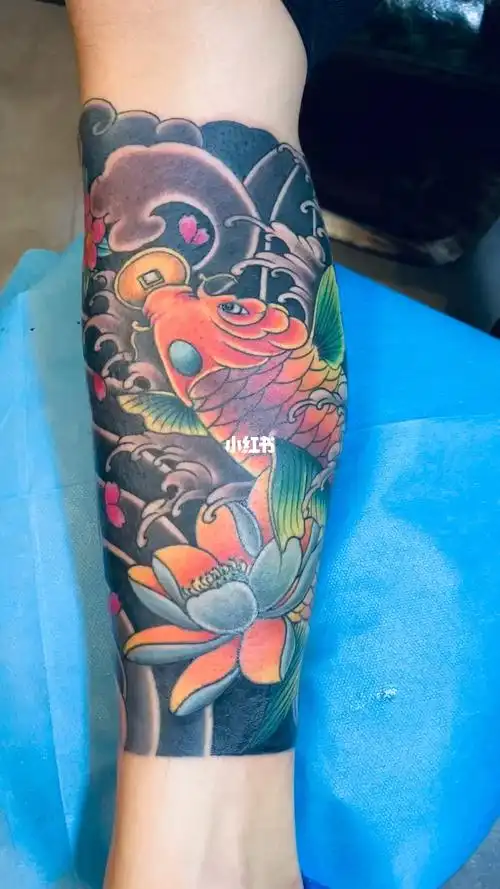 小腿荷花锦鲤纹身