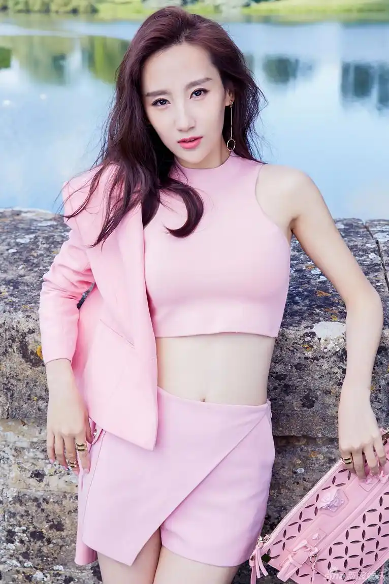 高洋时尚写真上线 暖系粉色驱散冬日阴霾