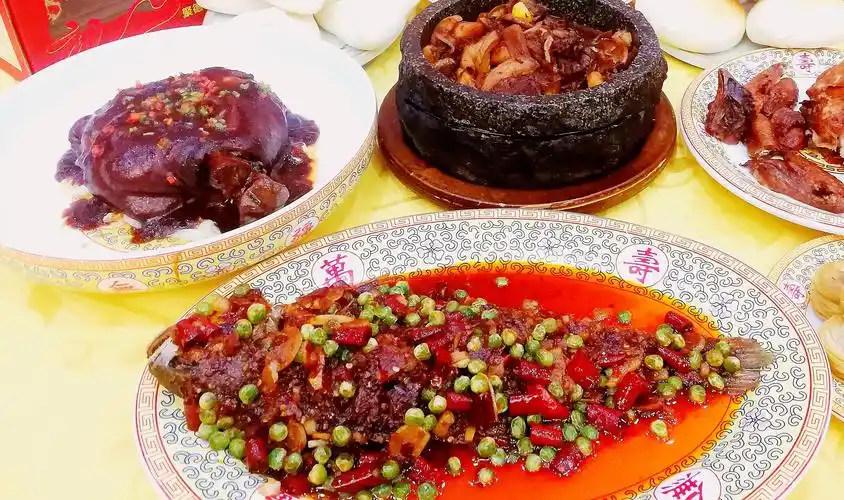 同春园饭店创新了松鼠鳜鱼,干烧黄花鱼等"年年有鱼"菜品,以及大煮干丝