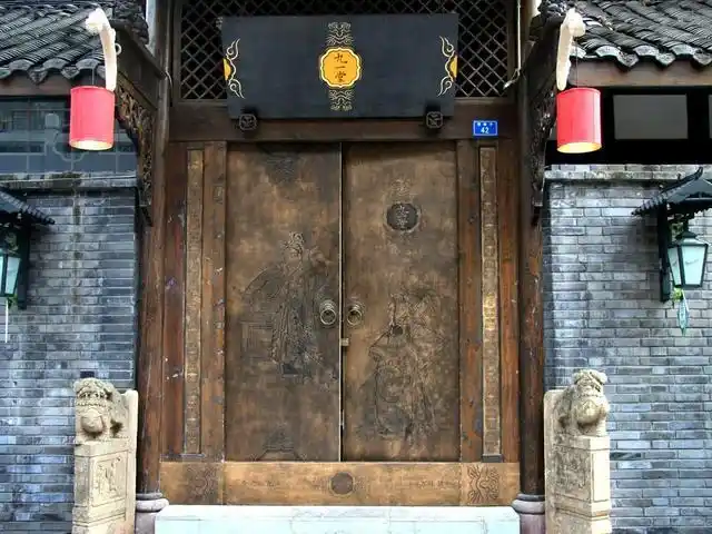 九一堂"是宽窄巷子颇有名气的食府,大门铜雕"文武相生,刚柔并济"的