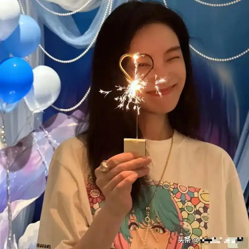 倪妮35岁生日照引发热议!优雅青春笑容吸引众人关注