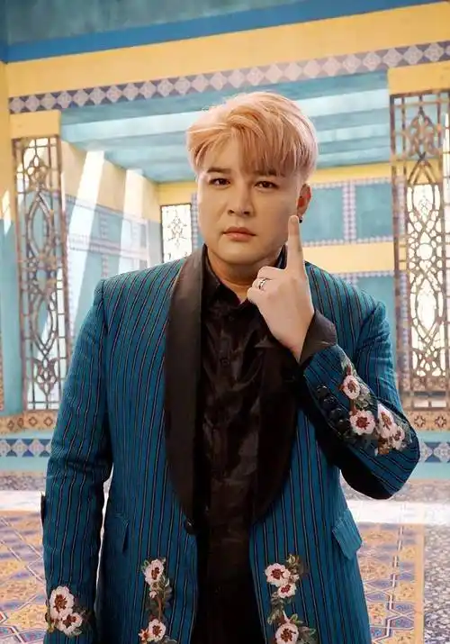 韩国知名男团成员神童确诊新冠,此前作为密切接触者接受检测_申东熙