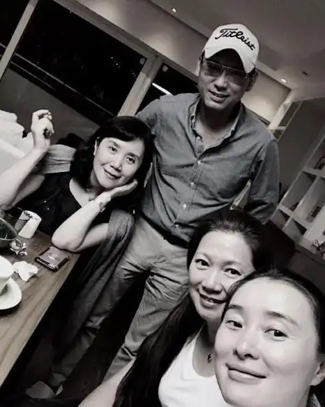 80年代当红女星严晓频全家照,丈夫高大帅气,父母矍铄儿子可爱