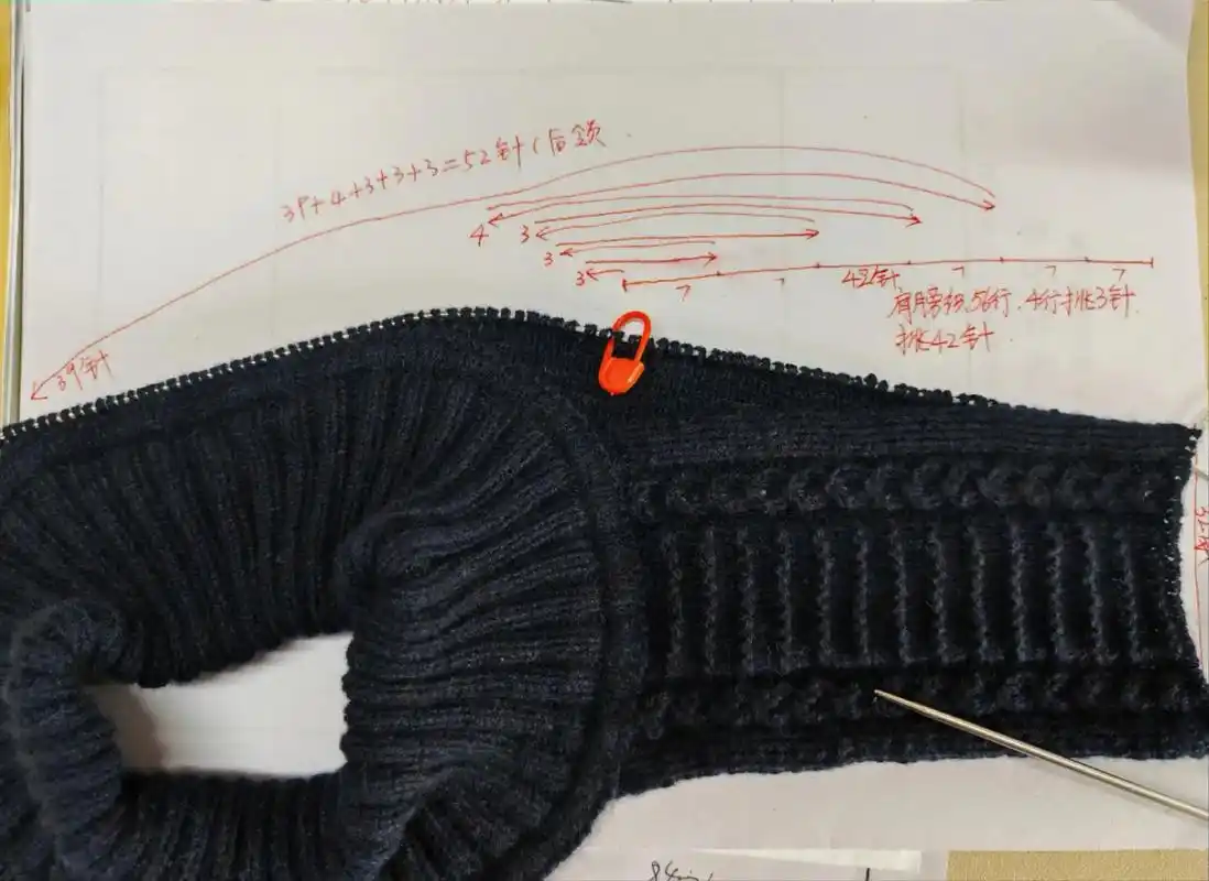 马鞍肩毛衣编织方法.我先织的左边肩膀,然后挑针,引返后领,再