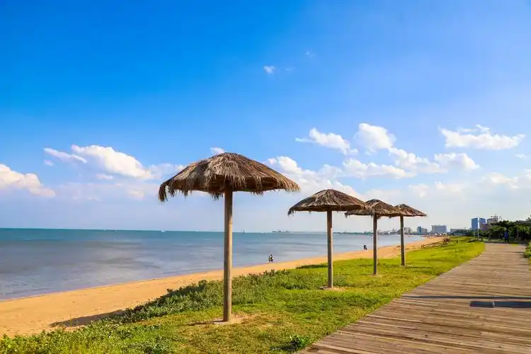 雨后的山东省日照市万平口风景区的天空美得令人窒息.