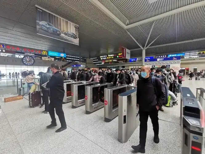 郑州火车站郑州东站迎来返程客流高峰北上广深等城市票额不足