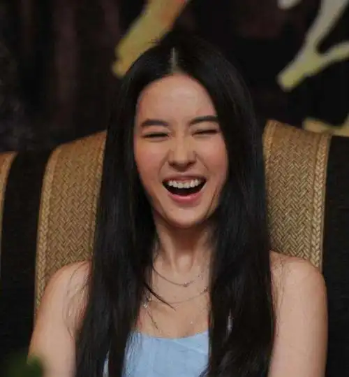 女星开怀大笑时,迪丽热巴依然可爱,刘亦菲就尴尬了
