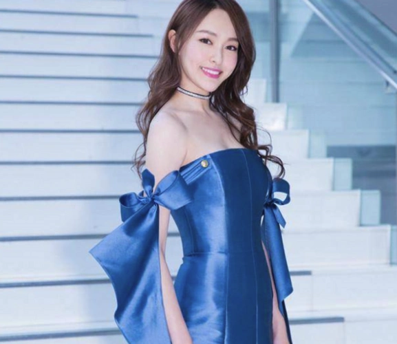 唐嫣真女神,蓝色裹胸裙配大波浪长发,尽显女王范!