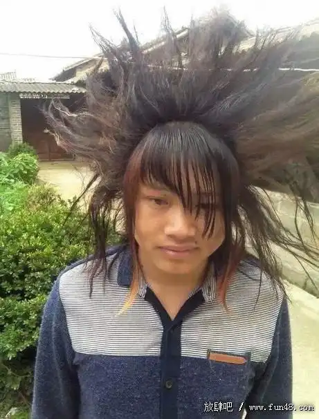 楼上的都没有看到问题的根本,兴许人家发型是这样的?