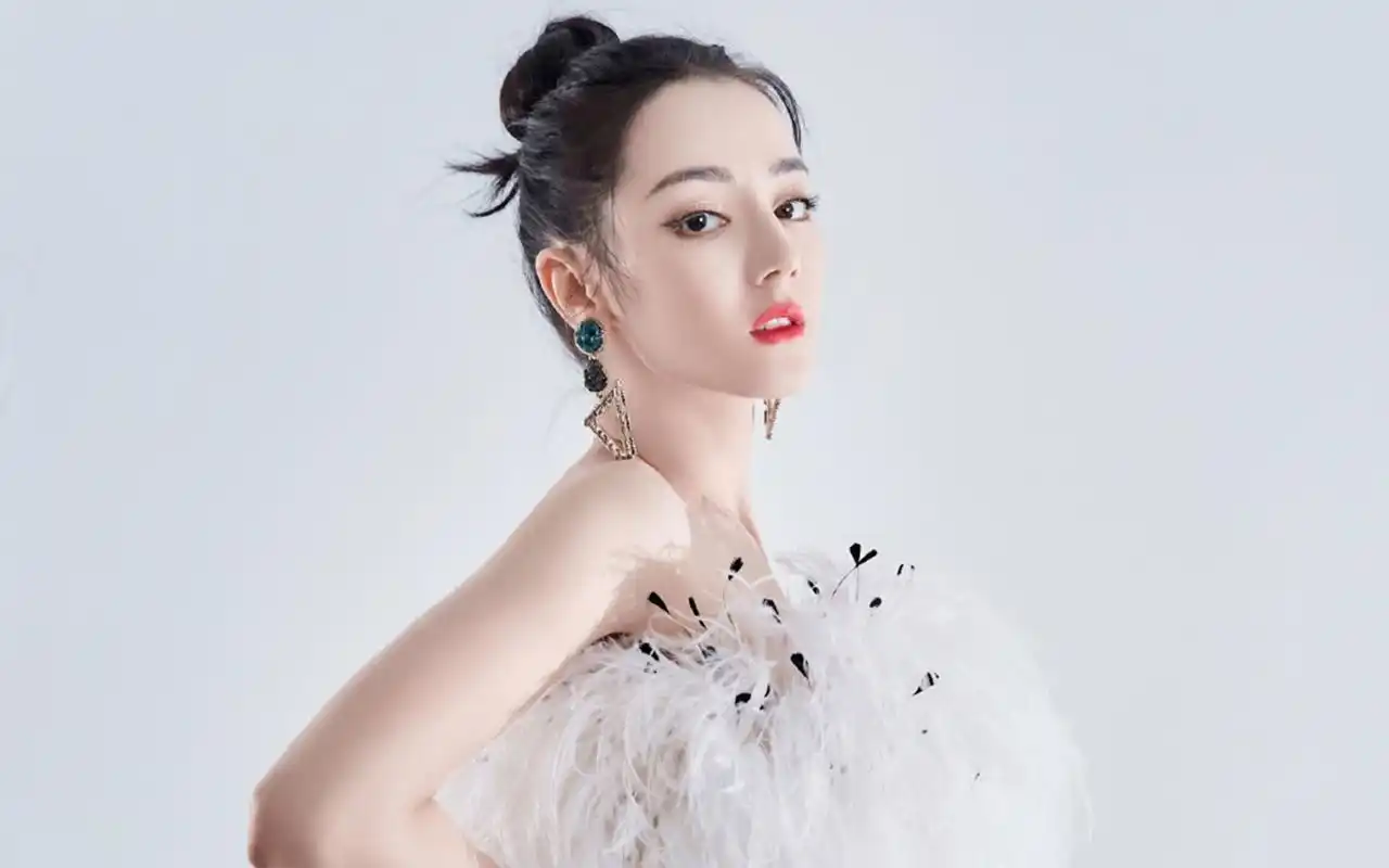 迪丽热巴性感迷人写真桌面壁纸-大陆明星-壁纸下载-美桌网