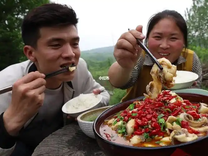 表哥钓到了啥美味连忙找胖妹加餐2人吃得嘴角流油真痛快