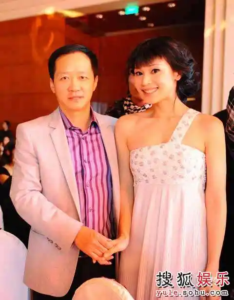 石小群浪漫典雅出席盛典 白色礼服犹如爱心精灵