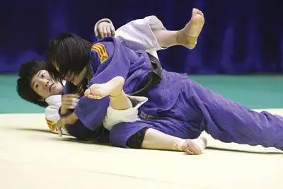 女子柔道训练如少林弟子苦修湘妹子何红梅肩负重担