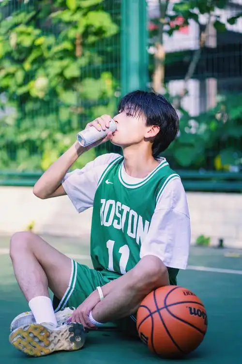 篮球少年阳光帅气这样的学弟爱了吗