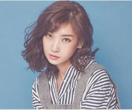 女生复古外翻短发发型图片