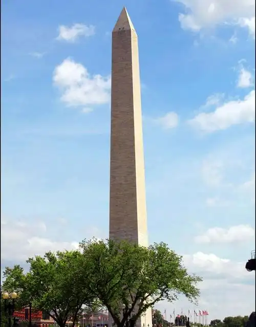 华盛顿纪念碑是美国首都的地标性建筑物,是为纪念美国第一任总统,美国