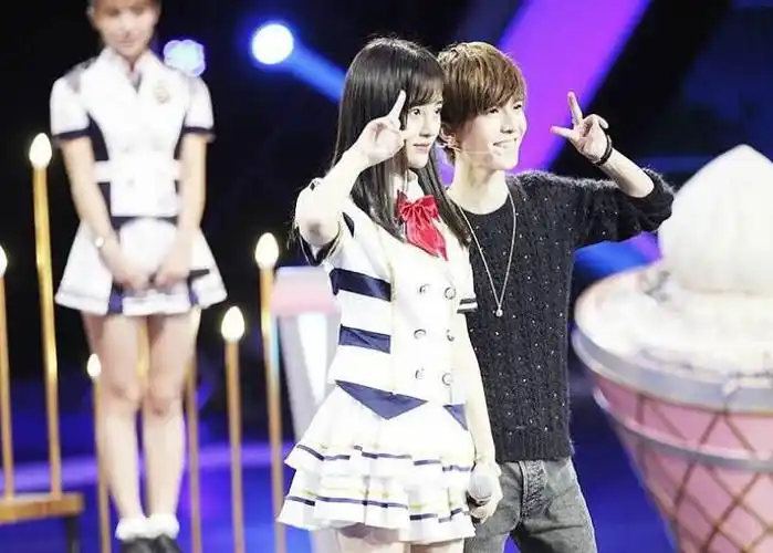 同是一米五多,鞠婧祎与郭敬明同台,场面竟是如此!