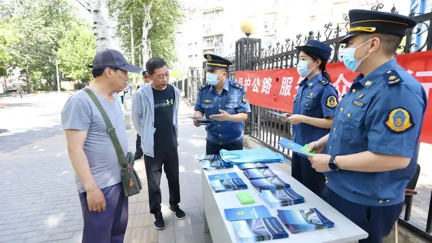 市交通运输执法总队开展路政宣传月活动