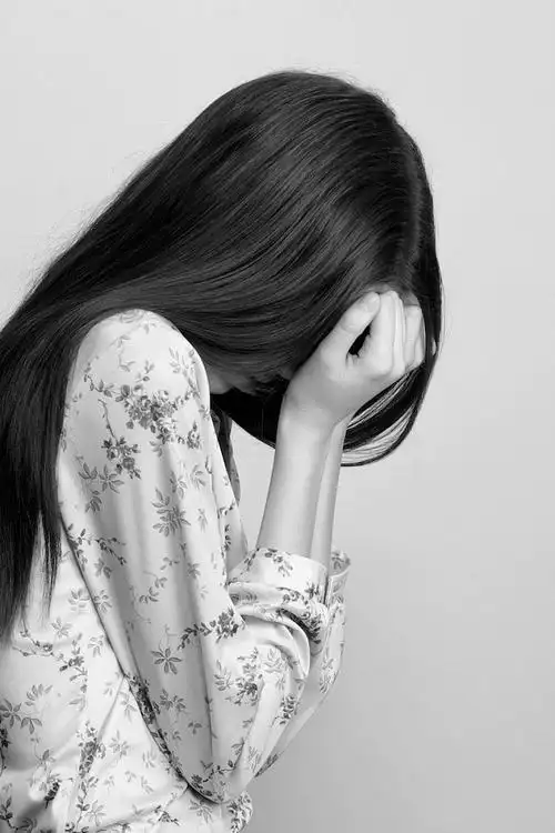 一个人沉默久了会变得消沉人群中仿佛只有自己无边无际的冷清我从来不