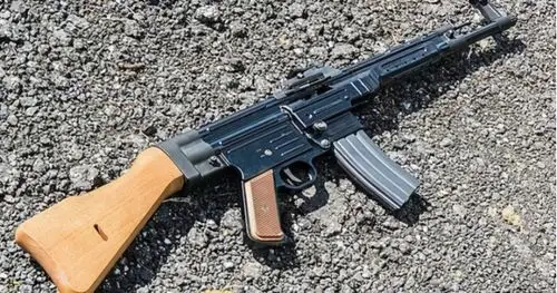 风暴突击stg44步枪,二战德军步兵神器,现代自动步枪的鼻祖_弹匣