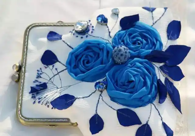 刺绣口金包制作教程(丝带绣立体花朵绣法大全)