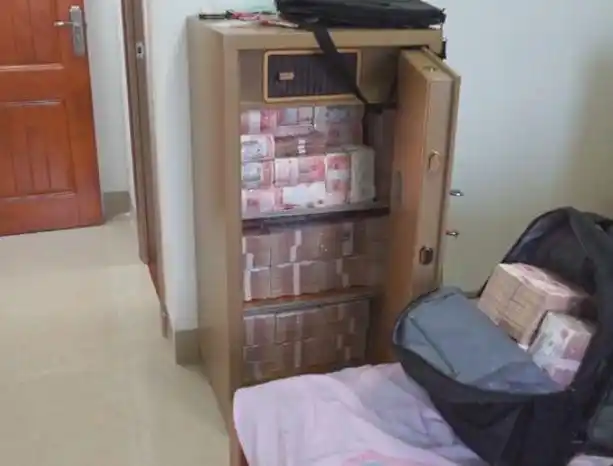 震惊!警察冲进房间,发现4700万现金铺满床,这是在干什么?