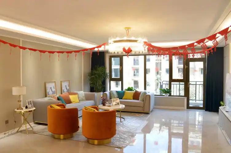 客 厅:爱马仕橙色系沙发与客厅整体形成强烈的对比,加入金属元素的