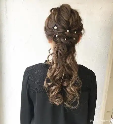 喜爱韩式发型的女生,这款发型会很合适你的哦,很香甜的韩式编发,变身