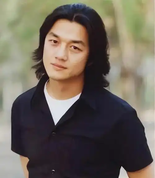 柯蓝被李亚鹏的帅气吸引,李亚鹏也称赞她的才华,贪恋她的资源.