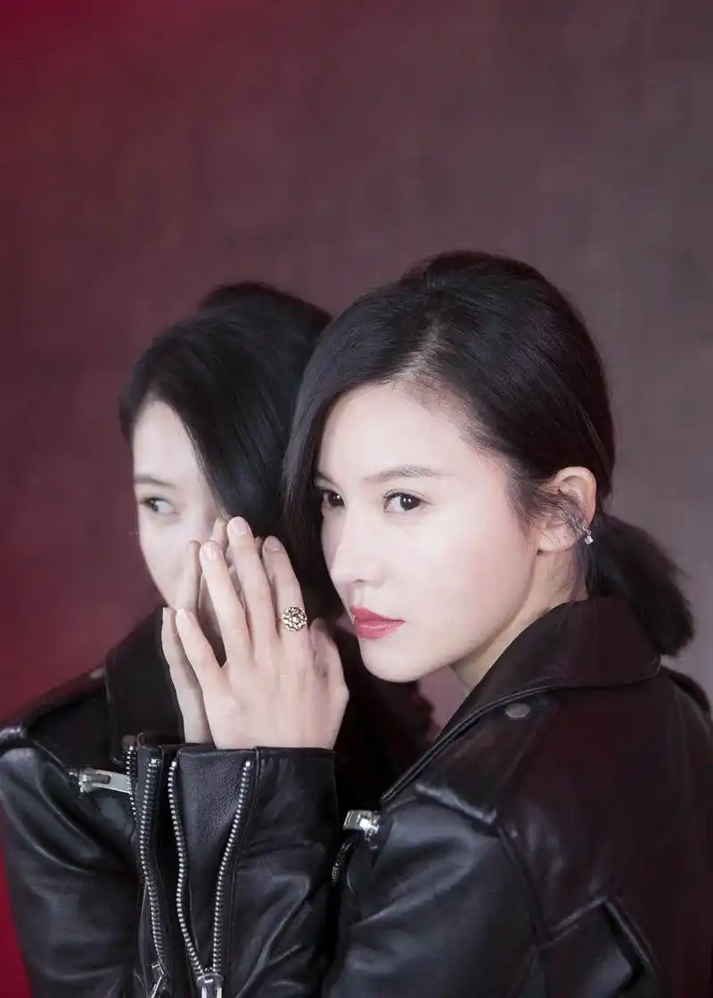 杨子姗甜酷造型现身活动,以黑色夹克诠释飒爽机车风,下搭复古牛仔长裤