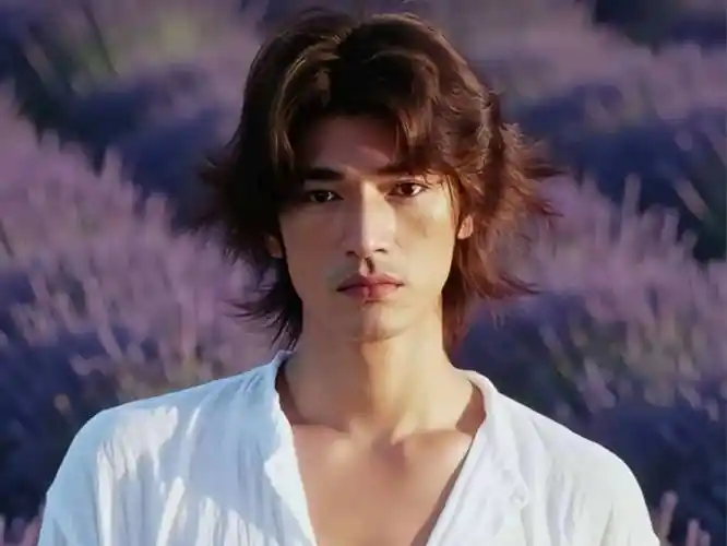 51岁金城武还是那么帅,隐居日本多年,在乡下种地养花,生活惬意