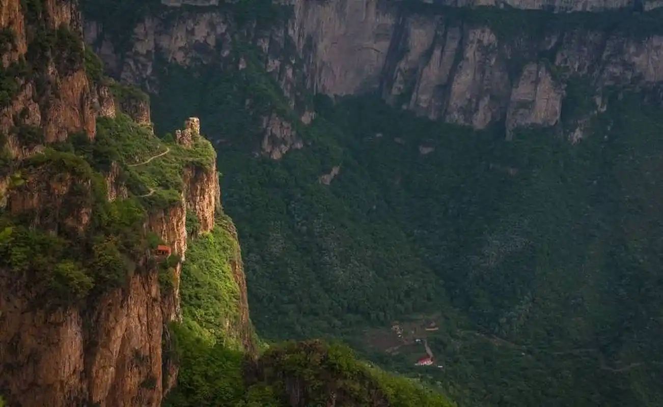 小西天景区位于山西省平顺县杏城镇东南12里处,海拔1672米,雄踞南太行
