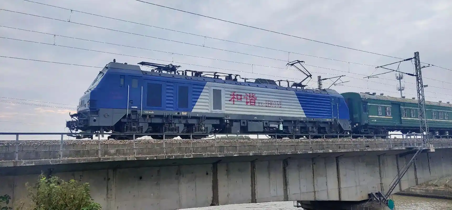 工程宿营车大列#铁路摄影 #电力机车  - 抖音