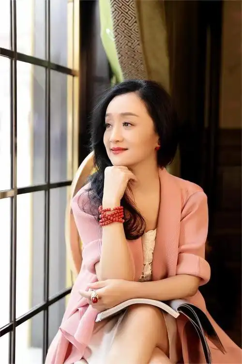 杨昆:62岁无儿无女,退休金2500别墅被拍卖,如今过得怎样