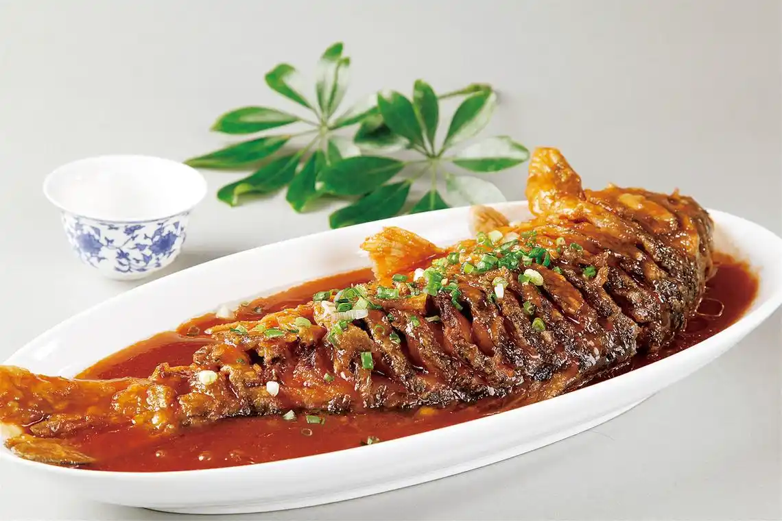 红烧鲤鱼的做法(红烧鲤鱼的家庭美食)-52线报网