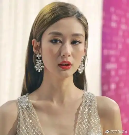 恭喜!"香香公主"岑丽香官宣怀二胎,怀孕8个月手脚仍纤细