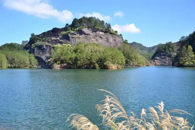 冠豸山在福建龙岩市连城县东,属丹霞地貌,山势奇伟,和武夷山一起享"北