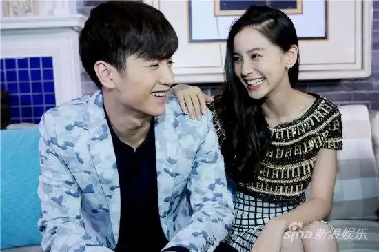 陈晓杨颖相谈甚欢